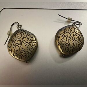 Brass tone textured drop dangle earrings vintage look